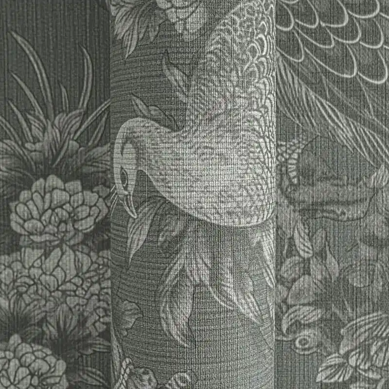 Vliestapete mit Pfauen und Blumen in Schwarz-Weiß auf dunklem Hintergrund (KG-175899) Zertifiziert