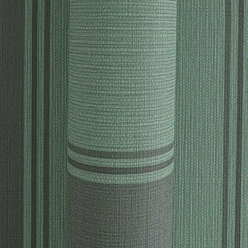 Vliestapete mit dunkelgrünen Streifen auf grünem Hintergrund (KG-175906) Neue Kollektion